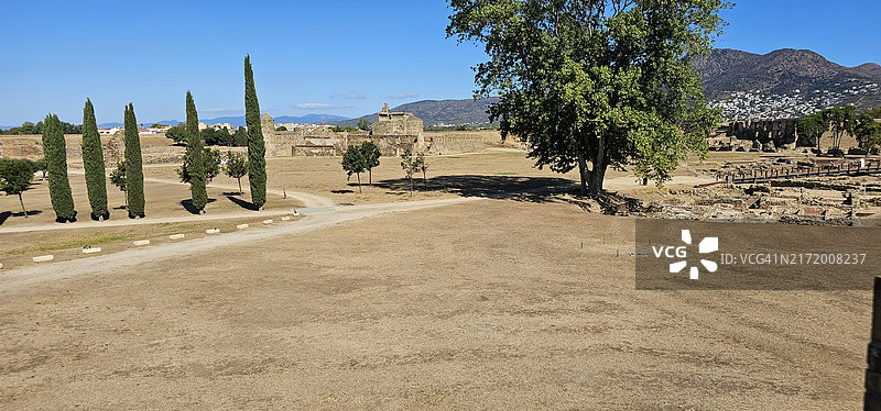 西班牙赫罗纳省罗 Roses 圣玛丽亚教堂图片素材