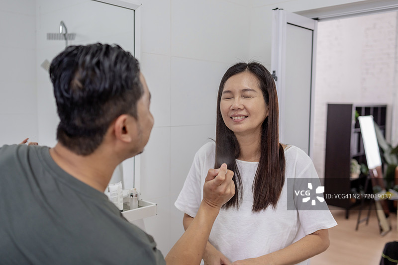 男子使用喷雾为女性定妆图片素材