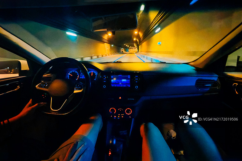 隧道内：两名身份不明的人在车里（POV）图片素材