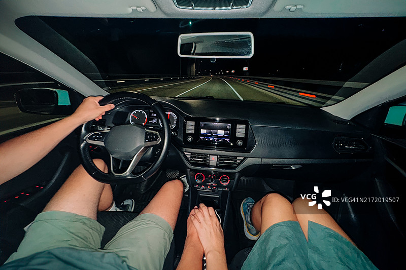 车内视角：行驶中的两人图片素材