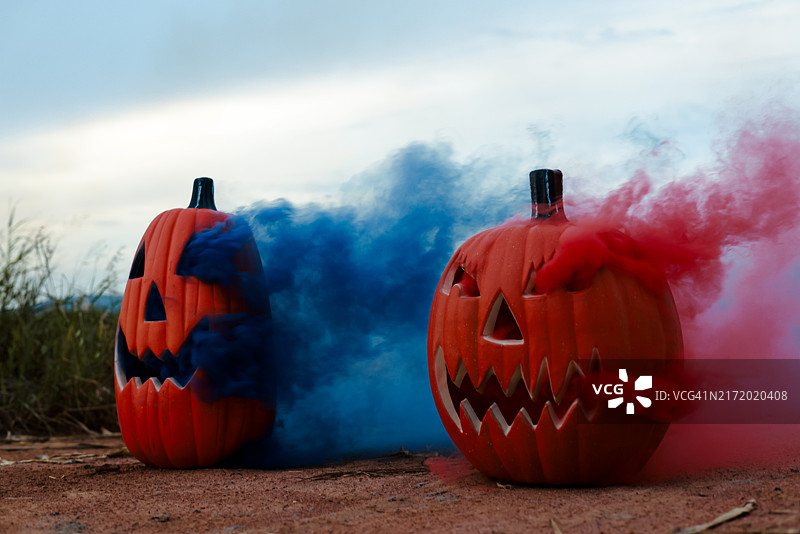 万圣节南瓜灯笼释放彩色烟雾图片素材