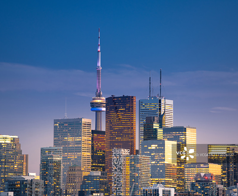 从河谷大道眺望加拿大多伦多城市和市中心天际线，安大略省图片素材