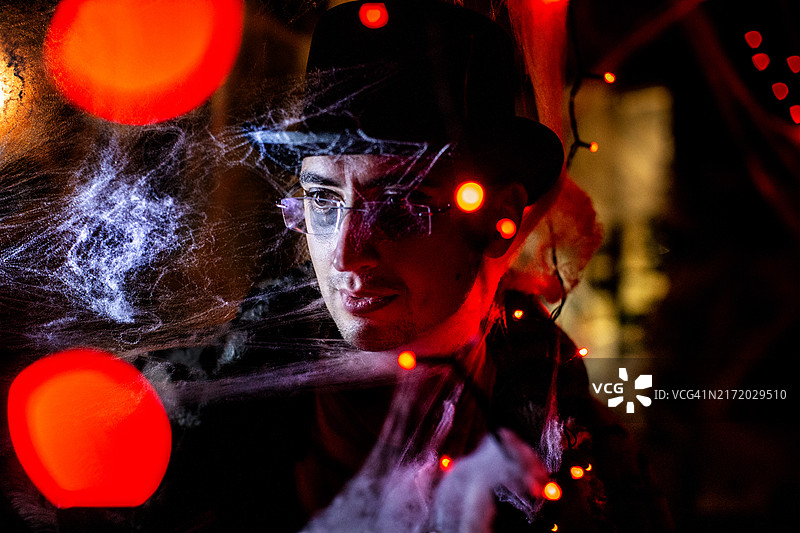 万圣节之夜，在蜘蛛网中的男人图片素材