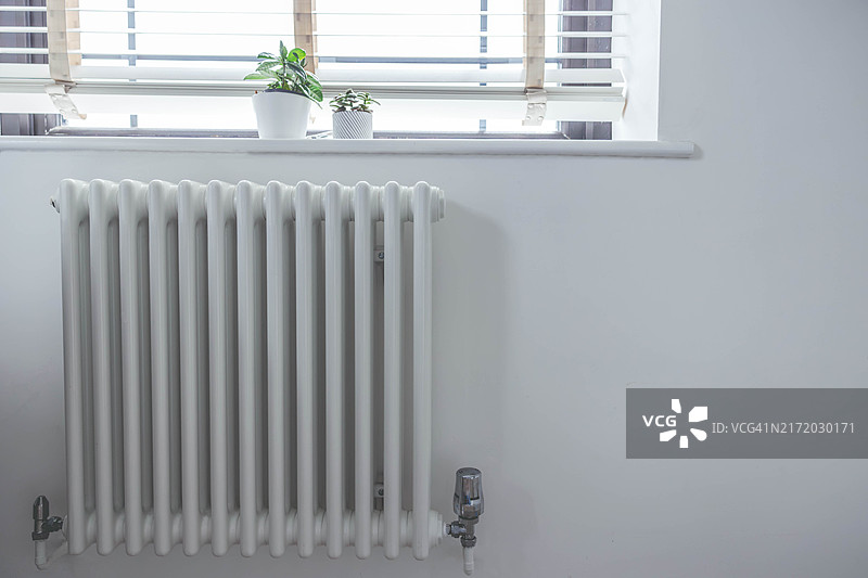 房间里白色的暖气散热器图片素材