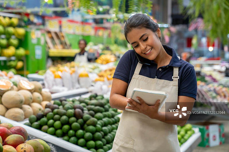 零售店员在超市接收外卖订单图片素材