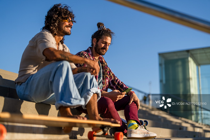 快乐的男性朋友们玩滑板图片素材