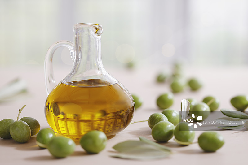 玻璃罐中的橄榄油图片素材