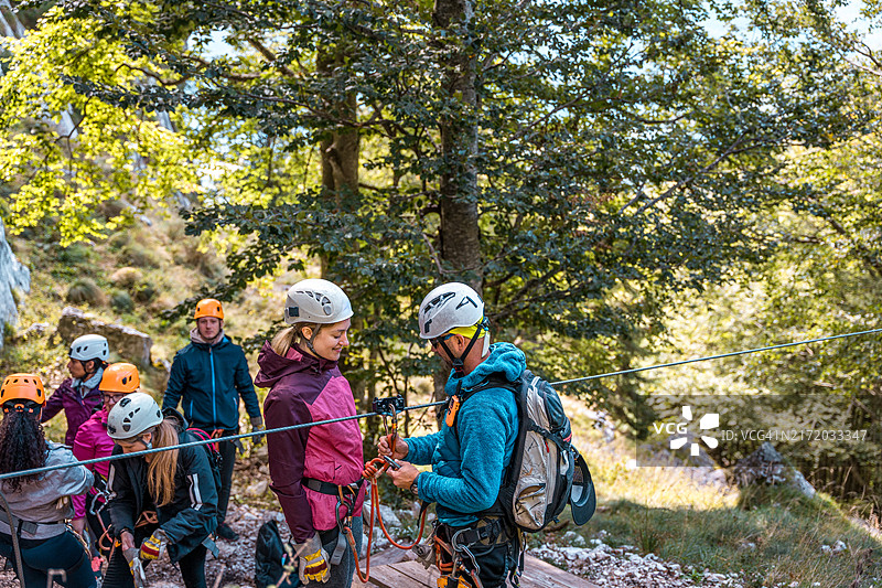 在森林中准备滑索冒险的多元群体图片素材