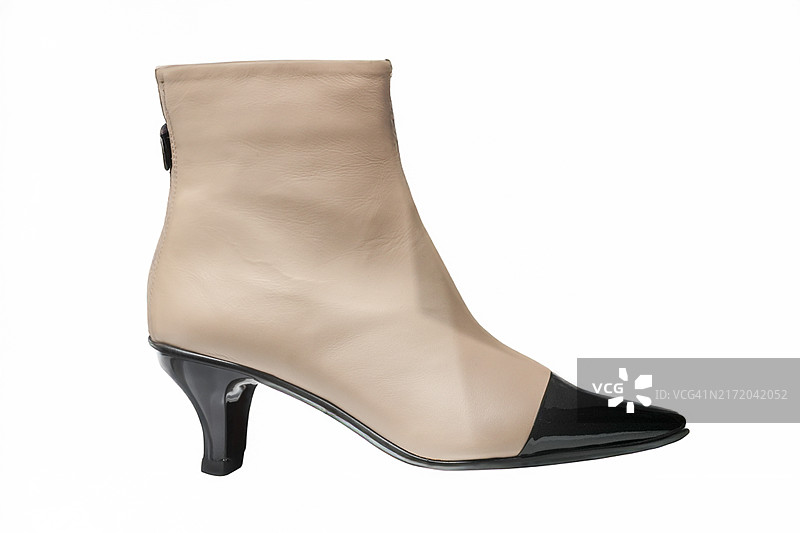 米色和黑色皮革短靴，亮面鞋头和猫跟图片素材