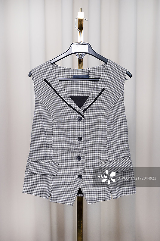 衣架上的黑白千鸟格马甲图片素材