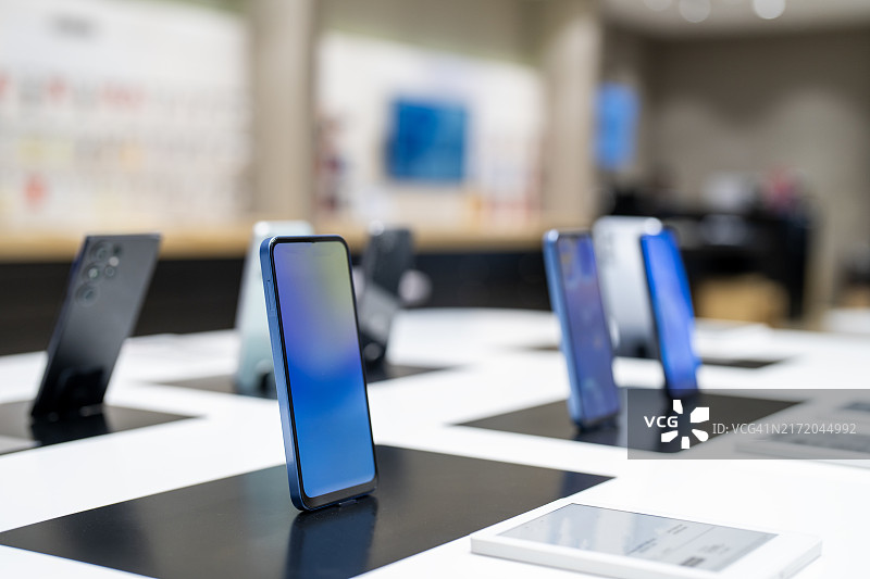 电子商店柜台上的智能手机图片素材