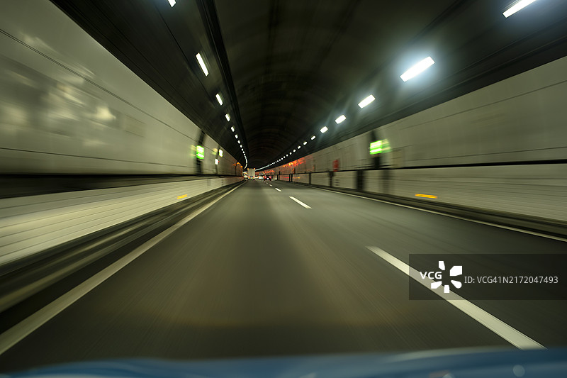 在高速公路上行驶通过隧道（驾驶员视角）图片素材