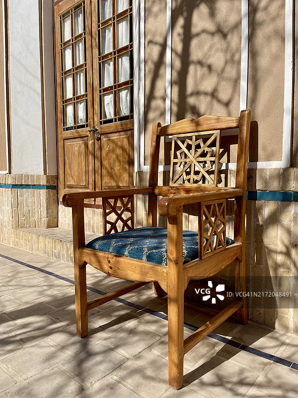 美丽的旧木椅图片素材