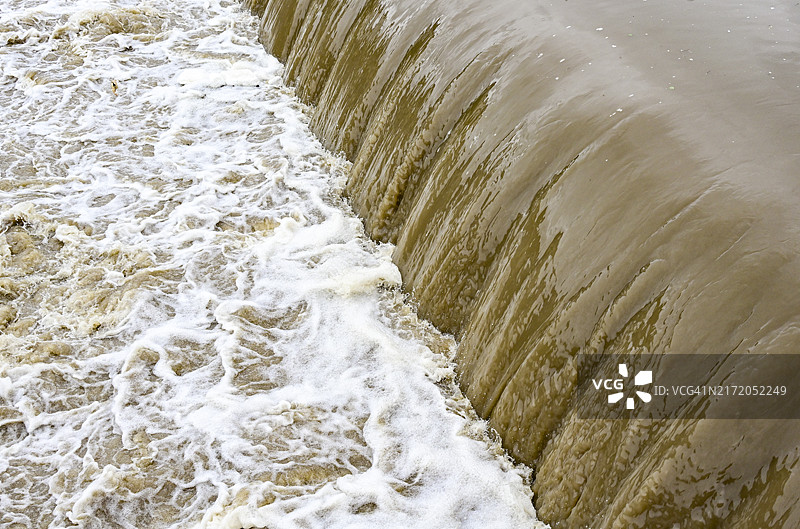 洪水带来的雨水图片素材