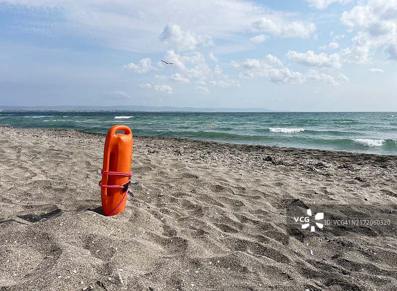 波莫里耶海滩上的鱼雷救援浮标图片素材