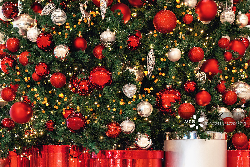 圣诞树上的玻璃球装饰品背景图片素材