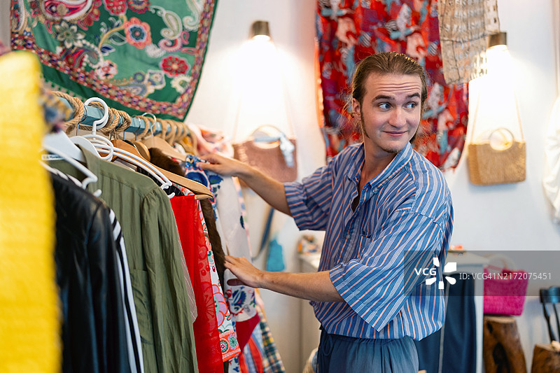 嬉皮风格商店店主在店内工作图片素材