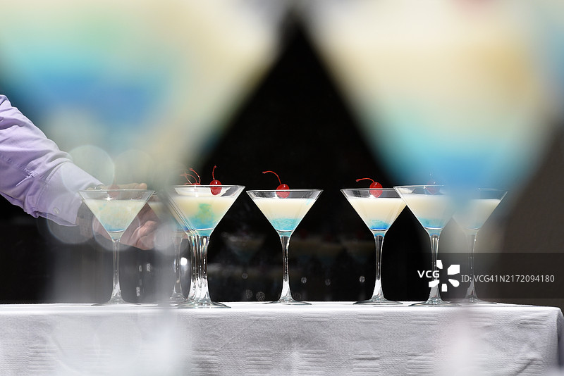 泳池边的鸡尾酒图片素材