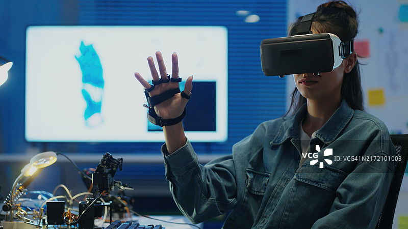 虚拟现实、机器人和自主技术革新行业图片素材