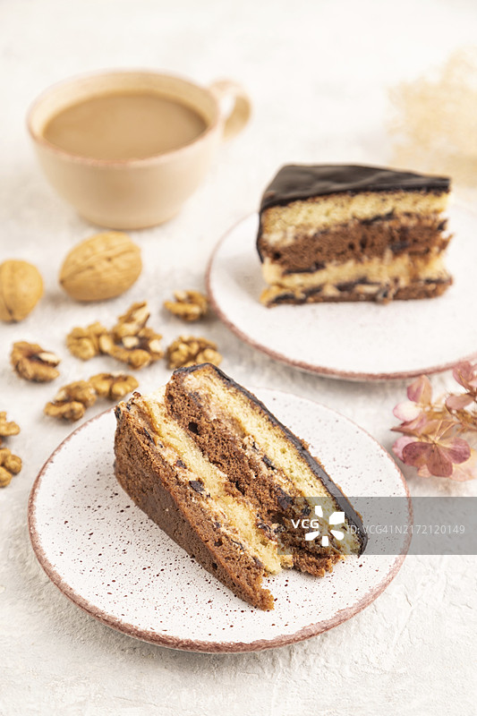 焦糖奶油核桃巧克力饼干蛋糕和咖啡，灰色背景，特写选择性焦点图片素材