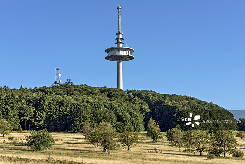 德国电信通讯塔：森林、干燥草地、Hoherodskopf山顶，黑森，德国，欧洲图片素材