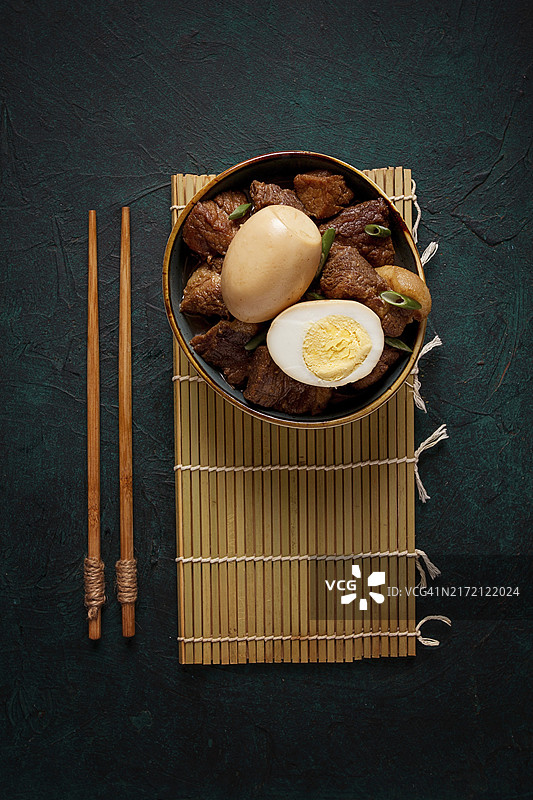 红烧肉卤蛋饭（家常菜，选择性对焦，乡村风格，无人）图片素材