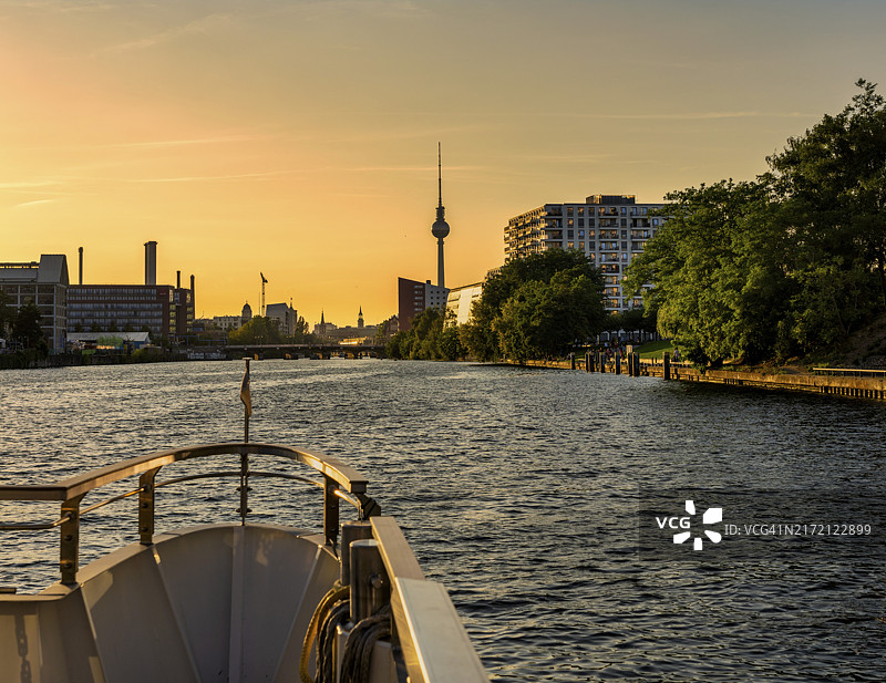 从施普雷河眺望电视塔，德国柏林图片素材