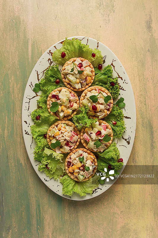 含沙拉、玉米和蟹肉棒的开胃小吃图片素材