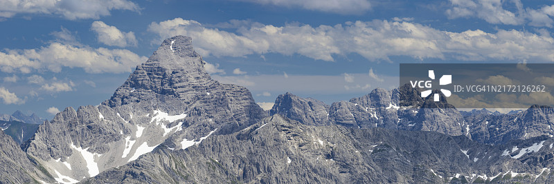 德国巴伐利亚阿尔高阿尔卑斯山脉，内贝尔峰科布拉特高地路至霍赫沃格尔峰（2592米）全景图片素材