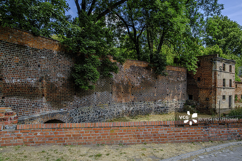 波兰奥波莱省纳梅斯洛夫古镇城墙内的废弃破败建筑图片素材