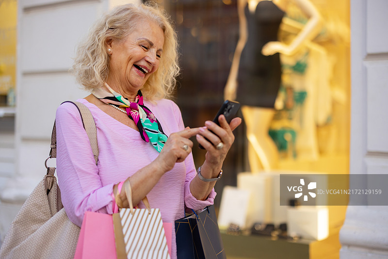 使用智能手机的时尚老年妇女图片素材
