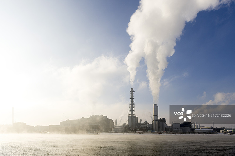 巴斯夫位于莱茵河畔的工厂，化工公司，雾天，路德维希港，莱茵兰-普法尔茨州，德国，欧洲图片素材