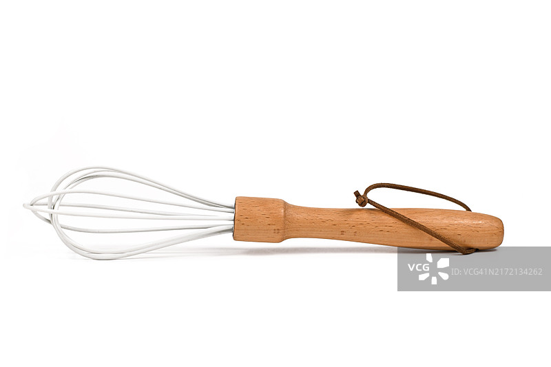白色背景上的木柄和白色涂漆钢制搅拌器图片素材