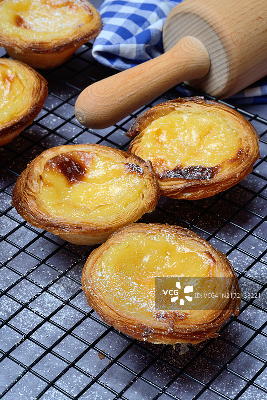蛋挞，放在蛋糕架上的葡式蛋挞，葡萄牙特色美食图片素材