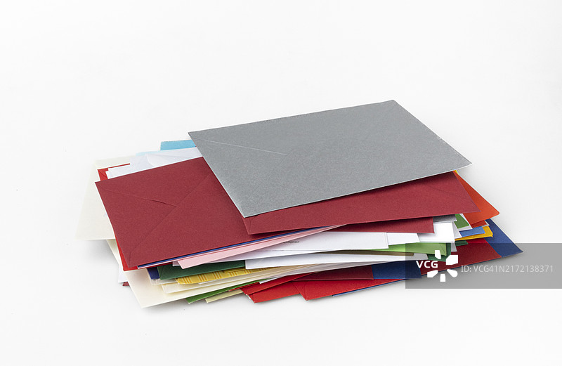 白色背景上堆叠的彩色信封图片素材