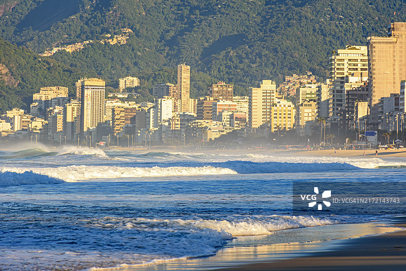 里约热内卢伊帕内玛海滩日出，巴西海滩风光图片素材