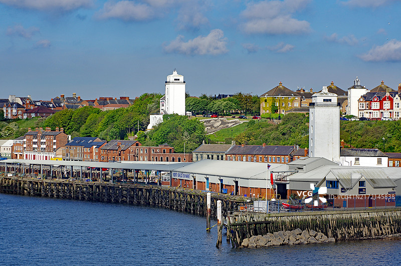 英国泰恩茅斯泰恩河上的鱼市、小型渔船、住宅和营地图片素材