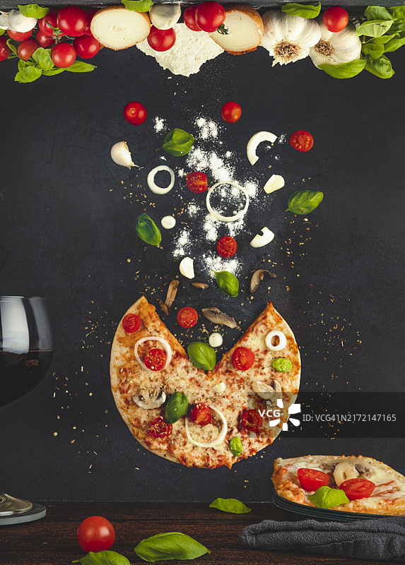 番茄罗勒洋葱纯素披萨（深色背景，美食摄影）图片素材