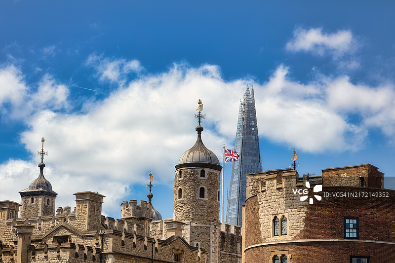 伦敦塔与背景中的碎片大厦图片素材