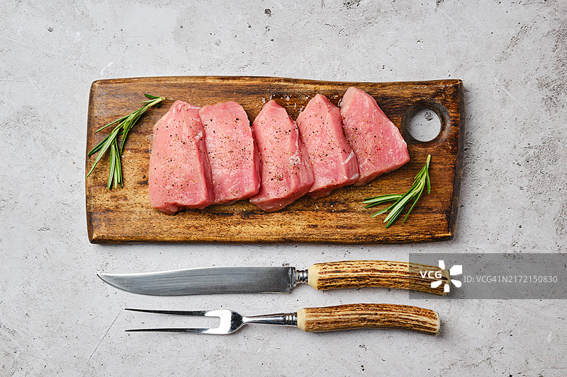 木制砧板上切成小块的猪排顶视图图片素材