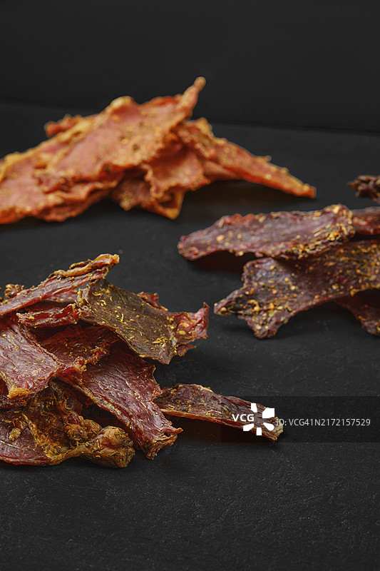黑色背景上的各种脱水肉干图片素材