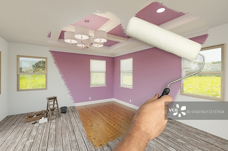 男人用滚筒刷涂刷淡紫色油漆翻新房间前后对比图片素材