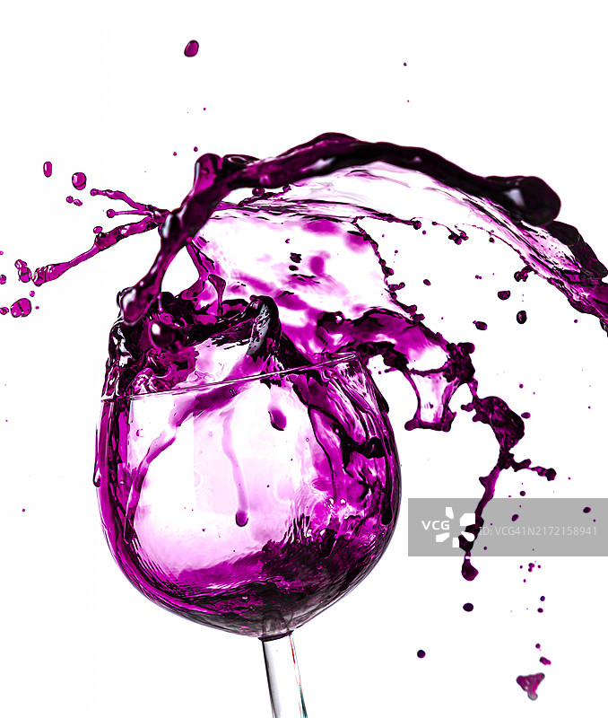 装有彩色液体的玻璃杯，影棚拍摄，白色背景图片素材