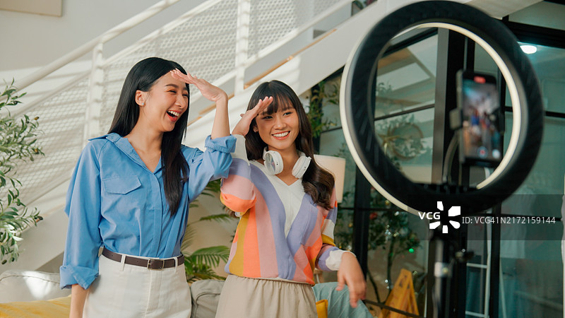 两名亚洲年轻女人在工作室跳舞创作视频内容图片素材