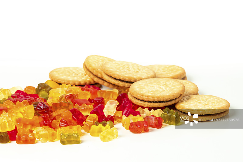 糖果、果冻熊和饼干，白色背景，留白图片素材
