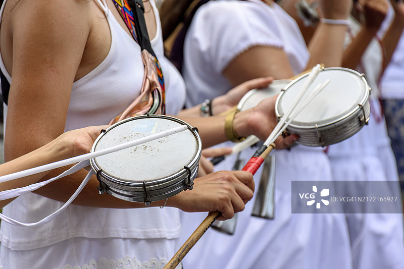 巴西城市街头桑巴表演中演奏手鼓的女性图片素材