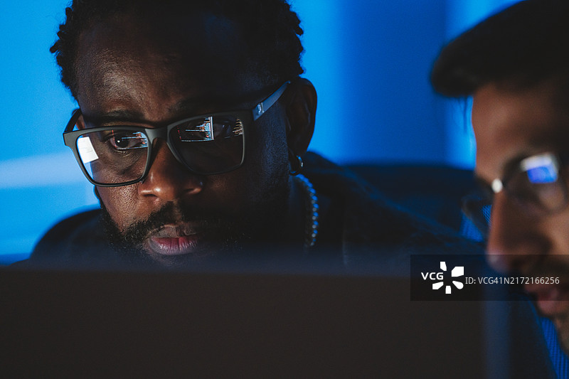 关于编码以提高系统效率的研讨会和讲习班。图片素材