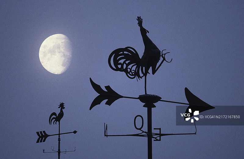 月光下的天气预报、风向标和风向指示器图片素材