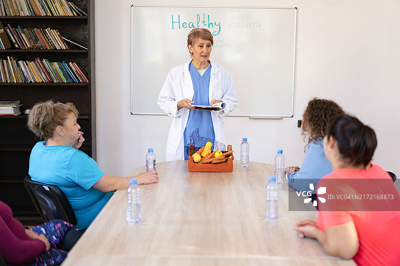 营养师向人群展示健康食品图片素材