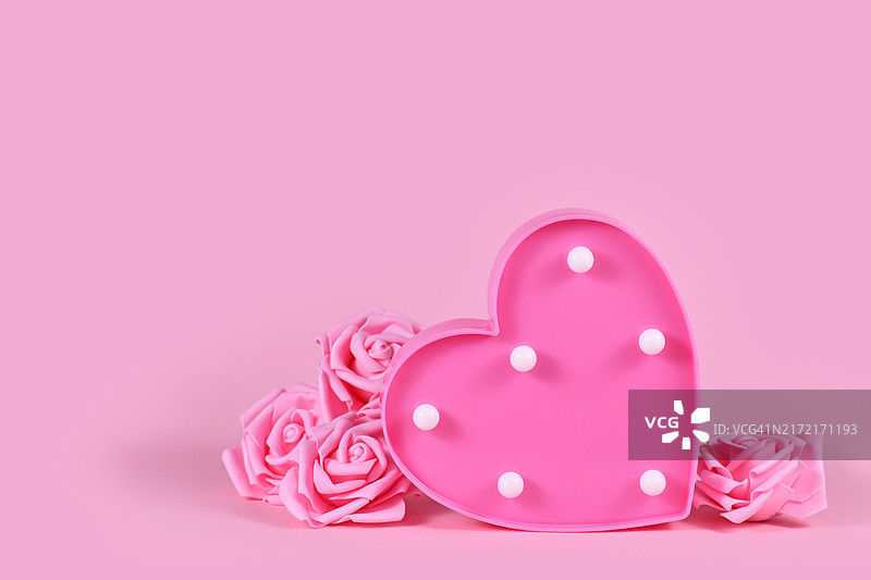 情人节主题：玫瑰花与心形灯图片素材